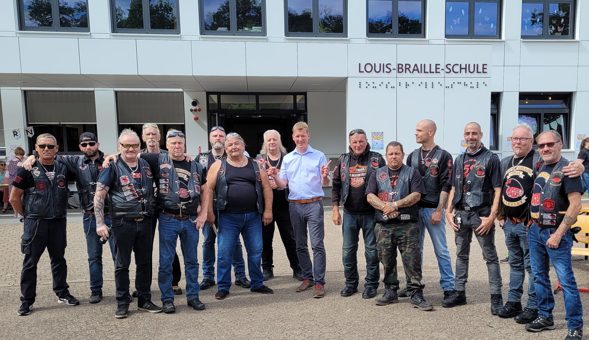 Gruppenfoto%20mit%20Cavemen%20MC%20Lebach%20beim%20Schulfest Gruppenfoto%20mit%20Cavemen%20MC%20Lebach%20beim%20Schulfest